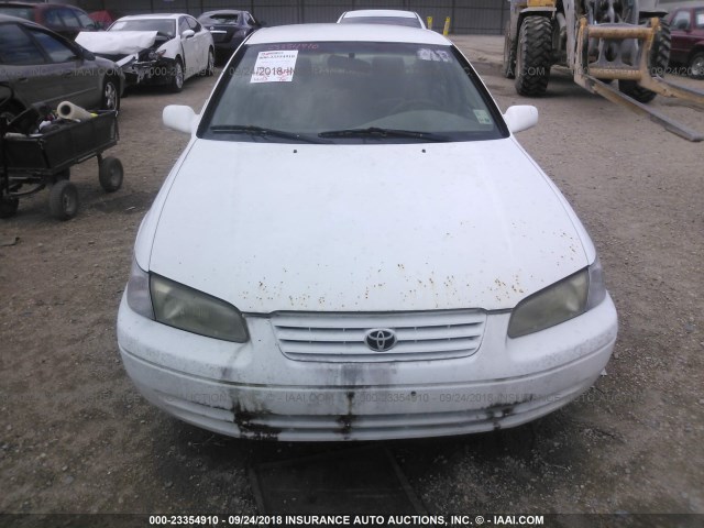 JT2BG22K9V0027535 - 1997 TOYOTA CAMRY LE/XLE WHITE photo 6