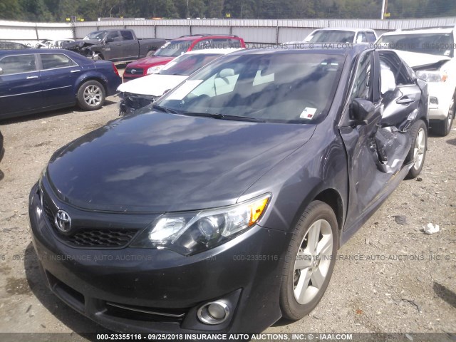 4T1BF1FK3DU684252 - 2013 TOYOTA CAMRY L/SE/LE/XLE ნაცრისფერი ფოტო 2