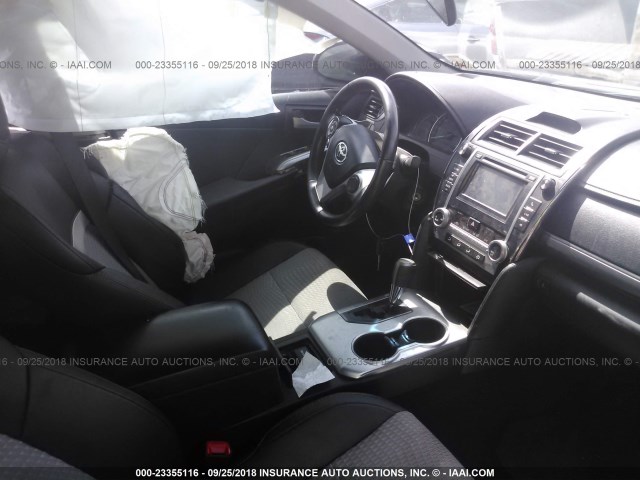 4T1BF1FK3DU684252 - 2013 TOYOTA CAMRY L/SE/LE/XLE ნაცრისფერი ფოტო 5