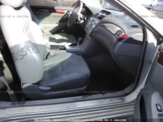 4T1CA30P45U058665 - 2005 TOYOTA CAMRY SOLARA SE/SLE ვერცხლისფერი ფოტო 5