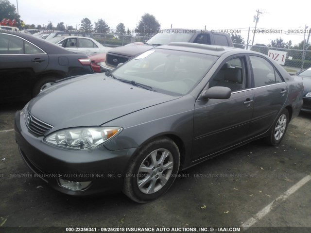 4T1BF30K55U595868 - 2005 TOYOTA CAMRY LE/XLE/SE GRAY photo 2