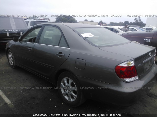 4T1BF30K55U595868 - 2005 TOYOTA CAMRY LE/XLE/SE GRAY photo 3