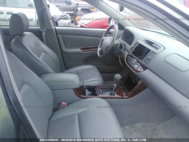 4T1BF30K55U595868 - 2005 TOYOTA CAMRY LE/XLE/SE GRAY photo 5