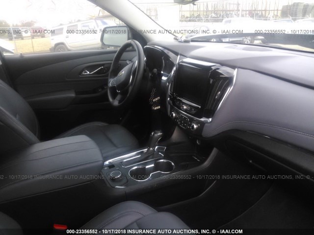 1GNEVJKW6JJ208840 - 2018 CHEVROLET TRAVERSE PREMIER GRAY photo 5