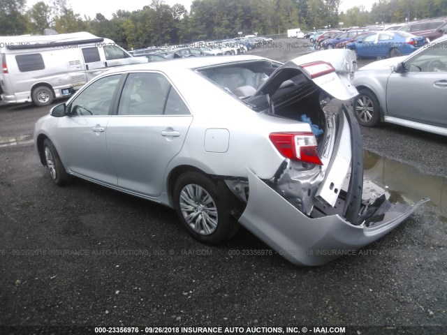 4T1BF1FK1EU444957 - 2014 TOYOTA CAMRY L/SE/LE/XLE Gümüş foto 3