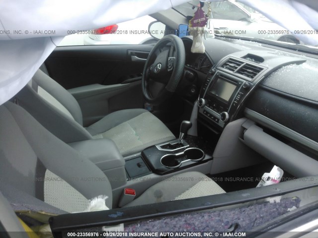 4T1BF1FK1EU444957 - 2014 TOYOTA CAMRY L/SE/LE/XLE Gümüş foto 5