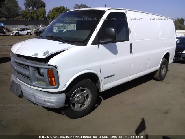 1GTFG25M921151820 - 2002 GMC SAVANA G2500 WHITE photo 2