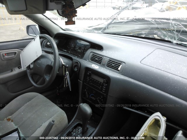 JT2BF22K7Y0255959 - 2000 TOYOTA CAMRY CE/LE/XLE 银色 照片 5