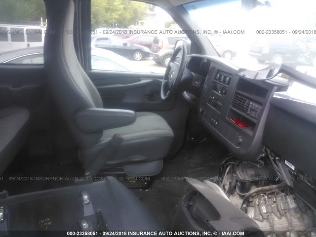 1GNZGZBA4D1116970 - 2013 CHEVROLET EXPRESS G3500 LS WHITE photo 5