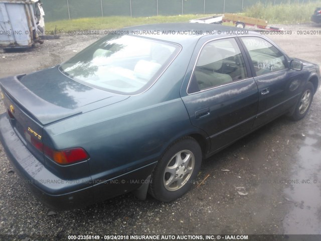 4T1BG22K0WU249748 - 1998 TOYOTA CAMRY CE/LE/XLE GREEN photo 4