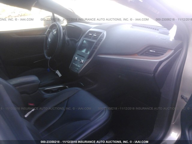 5LMCJ2C93HUL70985 - 2017 LINCOLN MKC SELECT GRAY photo 5