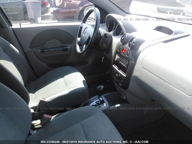 KL1TJ62694B243323 - 2004 CHEVROLET AVEO LS SILVER photo 5