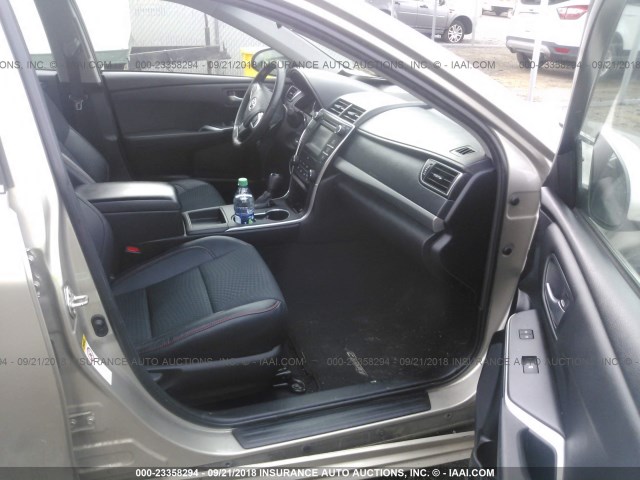 4T1BF1FK8FU957608 - 2015 TOYOTA CAMRY LE/XLE/SE/XSE 米色 照片 5