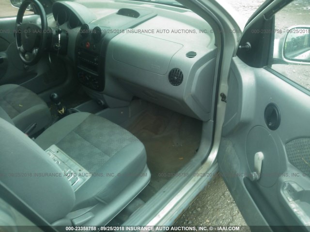 KL1TD62655B447321 - 2005 CHEVROLET AVEO LS SILVER photo 5