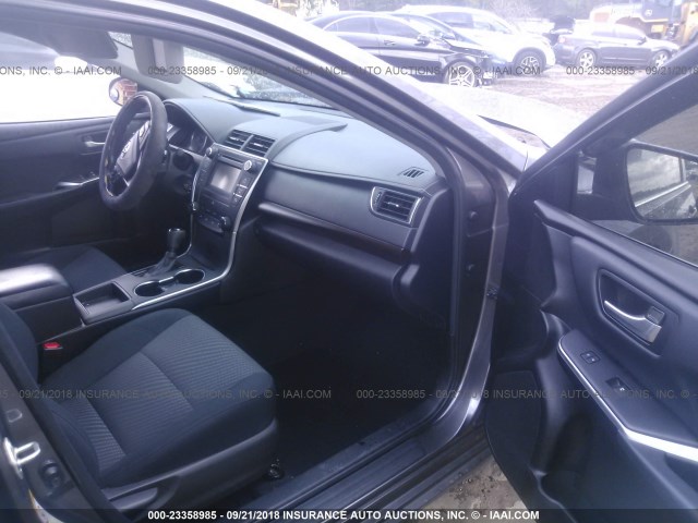4T1BF1FKXGU533428 - 2016 TOYOTA CAMRY LE/XLE/SE/XSE GRAY photo 5