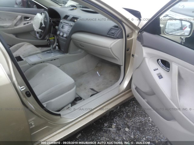 4T1BF3EK9AU007098 - 2010 TOYOTA CAMRY SE/LE/XLE ოქროსფერი ფოტო 5