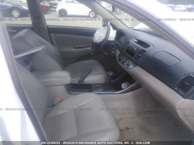 4T1BE32K34U363753 - 2004 TOYOTA CAMRY LE/XLE/SE WHITE photo 5