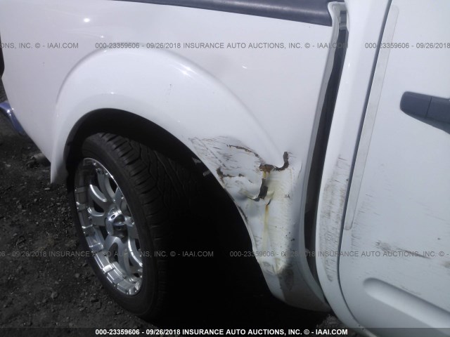 1N6AD07U75C461877 - 2005 NISSAN FRONTIER CREW CAB LE/SE/OFF ROAD WHITE photo 6