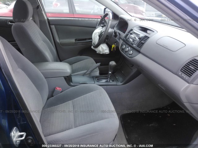 4T1BE32K76U114827 - 2006 TOYOTA CAMRY LE/XLE/SE BLUE photo 5