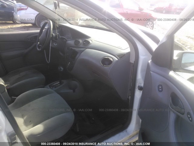 1FAFP34391W173323 - 2001 FORD FOCUS SE/SE SPORT WHITE photo 5