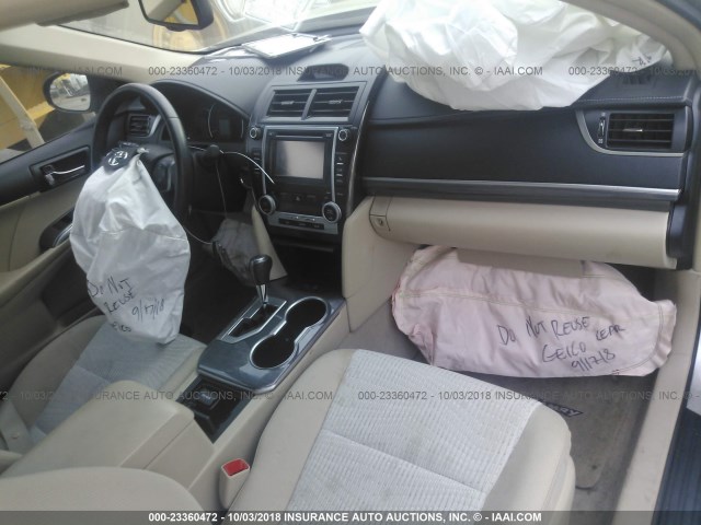 4T1BD1FK9EU099070 - 2014 TOYOTA CAMRY HYBRID/LE/XLE 金色 照片 5