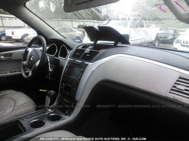 1GNKRLED3BJ192031 - 2011 CHEVROLET TRAVERSE LTZ GRAY photo 5