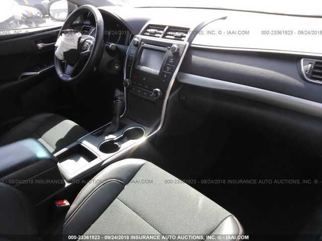 4T1BF1FK6GU116193 - 2016 TOYOTA CAMRY LE/XLE/SE/XSE 白色 照片 5