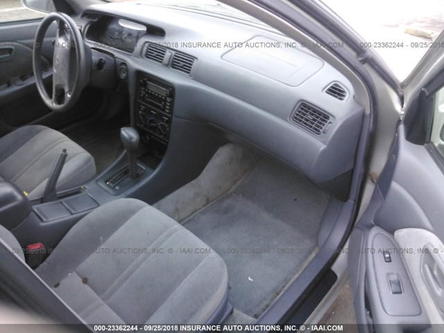 4T1BG22K41U811935 - 2001 TOYOTA CAMRY CE/LE/XLE 银色 照片 5