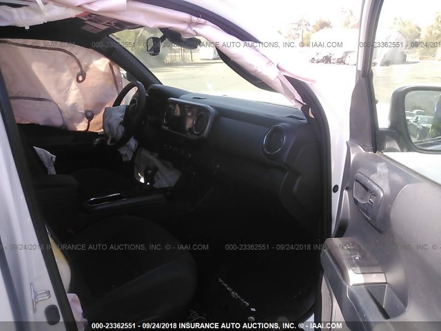 3TMCZ5ANXJM149461 - 2018 TOYOTA TACOMA DBL CAB/SR/TRDSPT/OR/PRO თეთრი ფოტო 5