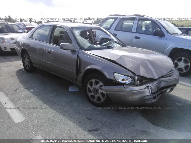 4T1BF28K2XU083874 - 1999 TOYOTA CAMRY LE/XLE GOLD photo 1