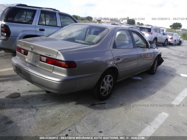 4T1BF28K2XU083874 - 1999 TOYOTA CAMRY LE/XLE GOLD photo 4