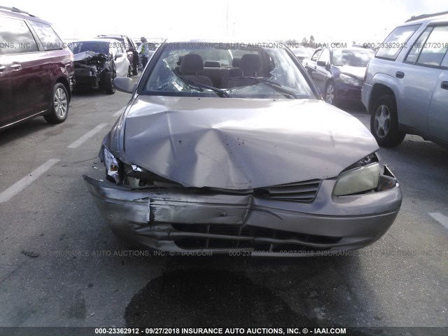 4T1BF28K2XU083874 - 1999 TOYOTA CAMRY LE/XLE GOLD photo 6