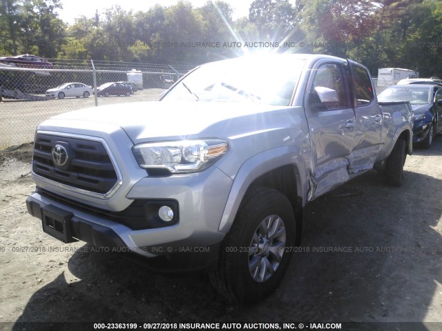 3TMDZ5BN3JM037345 - 2018 TOYOTA TACOMA DBL CAB/SR5/TRD SPORT/OR SILVER photo 2