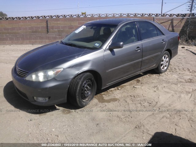 4T1BF32K55U613234 - 2005 TOYOTA CAMRY LE/XLE/SE Сұр фото 2