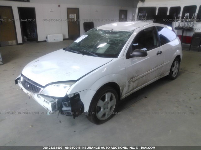 1FAHP31N47W100030 - 2007 FORD FOCUS ZX3/S/SE/SES WHITE photo 2