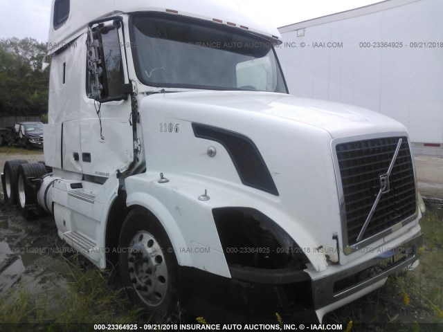 4V4NC9EH6DN133276 - 2013 VOLVO VN WHITE photo 1