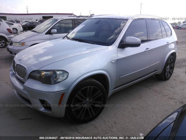 5UXZV8C5XBL421464 - 2011 BMW X5 XDRIVE50I Сріблястий фото 2