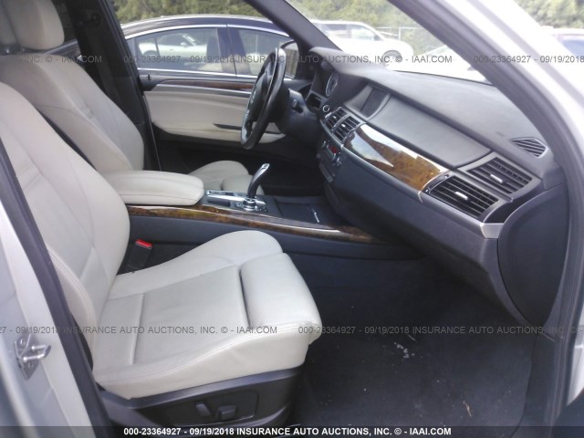 5UXZV8C5XBL421464 - 2011 BMW X5 XDRIVE50I Сріблястий фото 5