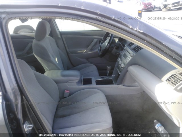 4T1BF3EK1BU740764 - 2011 TOYOTA CAMRY SE/LE/XLE ნაცრისფერი ფოტო 5
