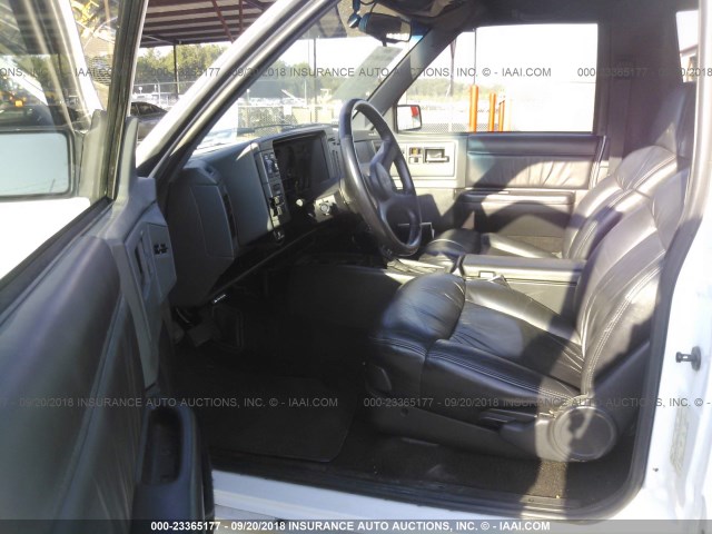 1GDCT18Z5P0810646 - 1993 GMC TYPHOON WHITE photo 5