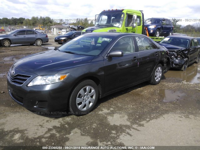 4T4BF3EK5AR044736 - 2010 TOYOTA CAMRY SE/LE/XLE GRAY photo 2