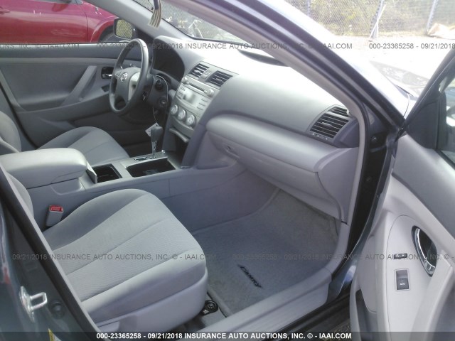 4T4BF3EK5AR044736 - 2010 TOYOTA CAMRY SE/LE/XLE ნაცრისფერი ფოტო 5