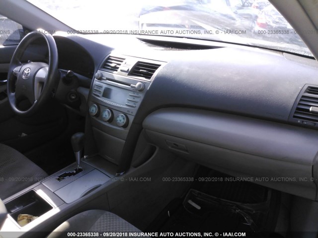 4T4BE46K49R077486 - 2009 TOYOTA CAMRY SE/LE/XLE ნაცრისფერი ფოტო 5