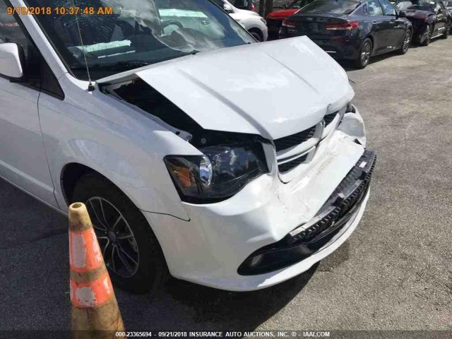 2C4RDGEG7JR205882 - 2018 DODGE GRAND CARAVAN GT WHITE photo 11