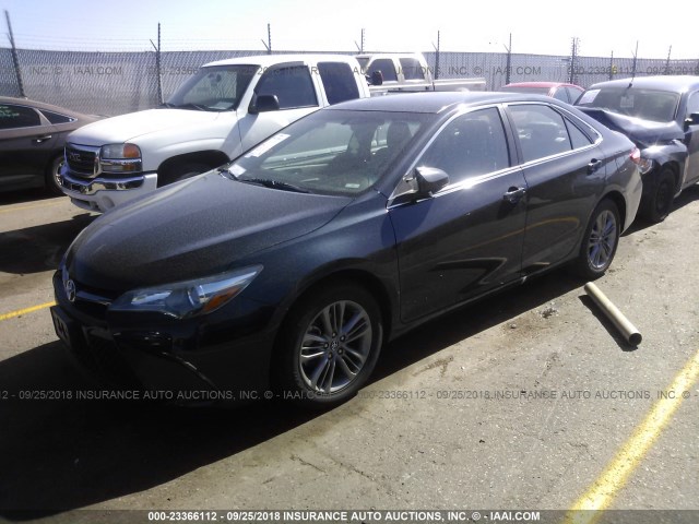 4T1BF1FK6GU583940 - 2016 TOYOTA CAMRY LE/XLE/SE/XSE BLACK photo 2