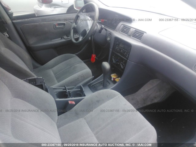 JT2BG22K2Y0403982 - 2000 TOYOTA CAMRY CE/LE/XLE 白色 照片 5