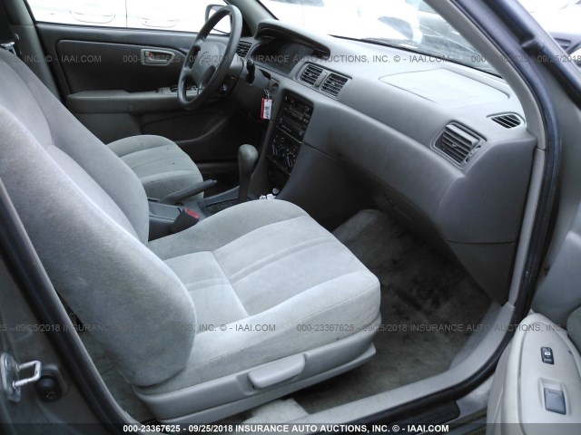 JT2BG22KXW0163660 - 1998 TOYOTA CAMRY CE/LE/XLE 灰色 照片 5