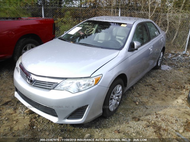 4T1BF1FK1EU810531 - 2014 TOYOTA CAMRY L/SE/LE/XLE Gümüş foto 2