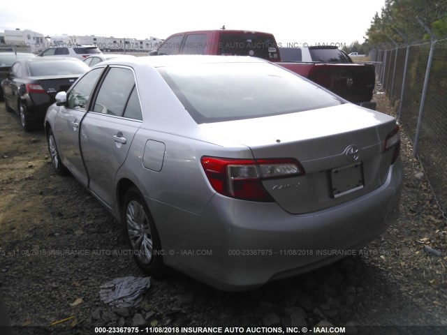 4T1BF1FK1EU810531 - 2014 TOYOTA CAMRY L/SE/LE/XLE Gümüş foto 3