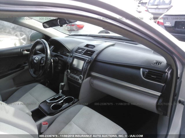 4T1BF1FK1EU810531 - 2014 TOYOTA CAMRY L/SE/LE/XLE Gümüş foto 5